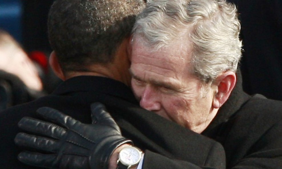 George W. Bush grli Baracka Obamu