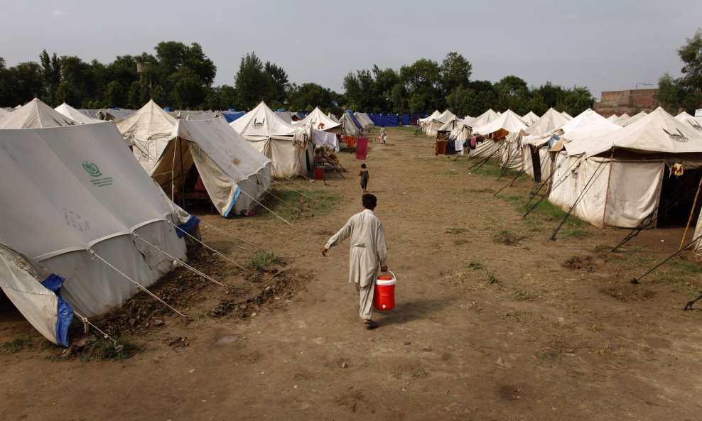 2010-08-24T140102Z_01_TBW18_RTRIDSP_3_PAKISTAN-FLOODS