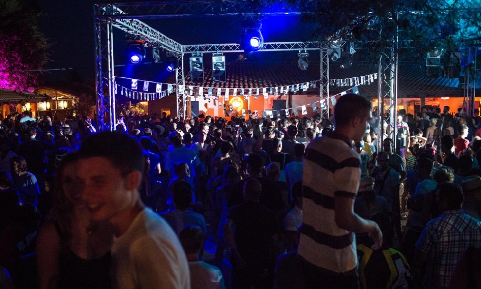 Photo2 web by Khris Cowley