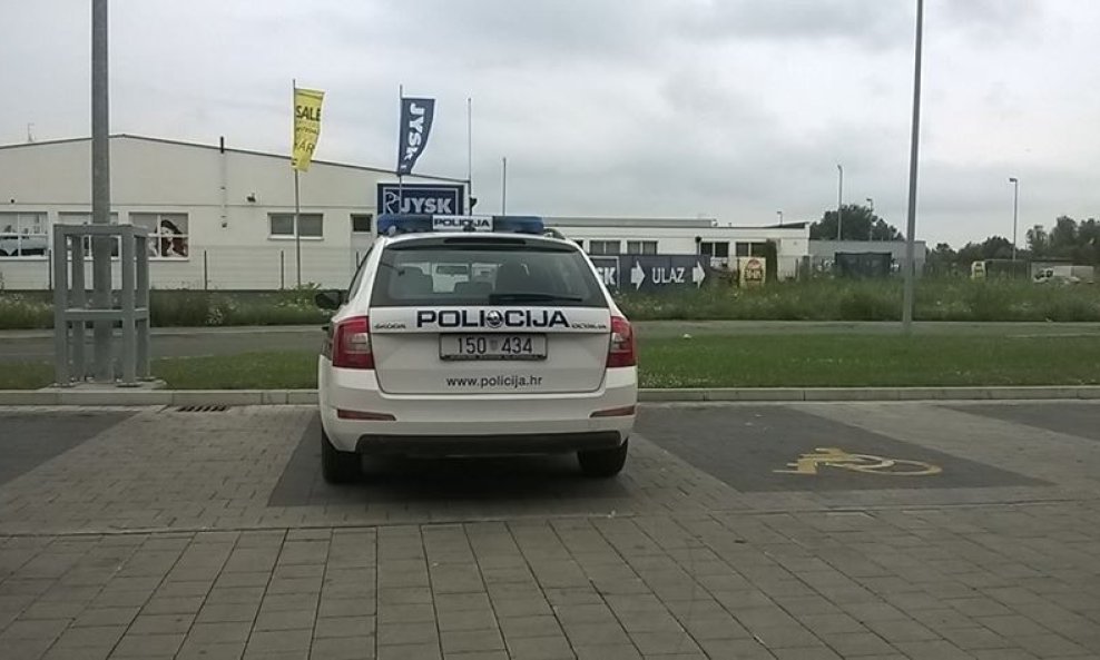 policija prakira na mjesto za invalide