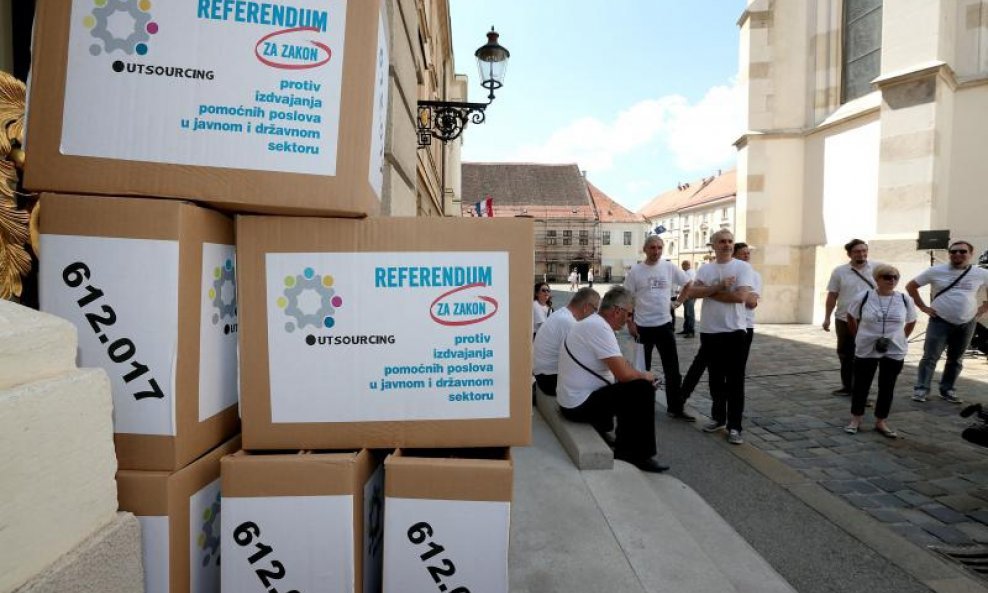 Sindikati predali potpise za referendum o outsourcingu