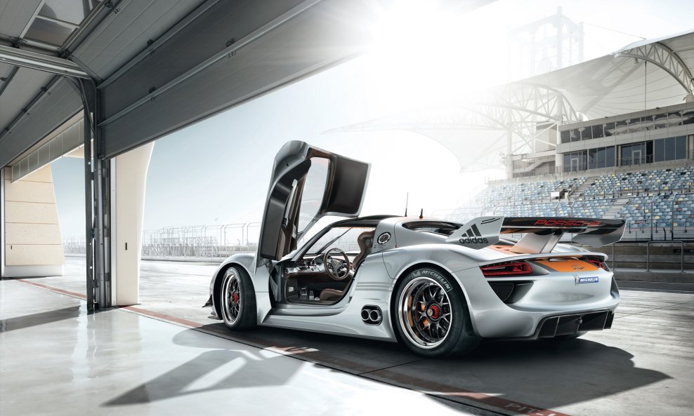 2011-Porsche-918-RSR-Concept-Rear-And-Side-Open-Door-1920x1440