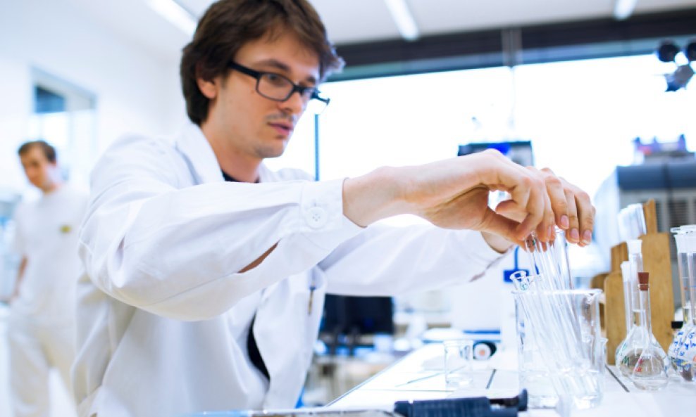 mladić muškarac znanstvenik laboratorij