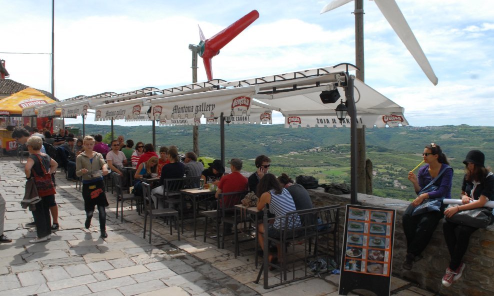 Dobra atmosfera na završnoj večeri Motovun Film Festivala