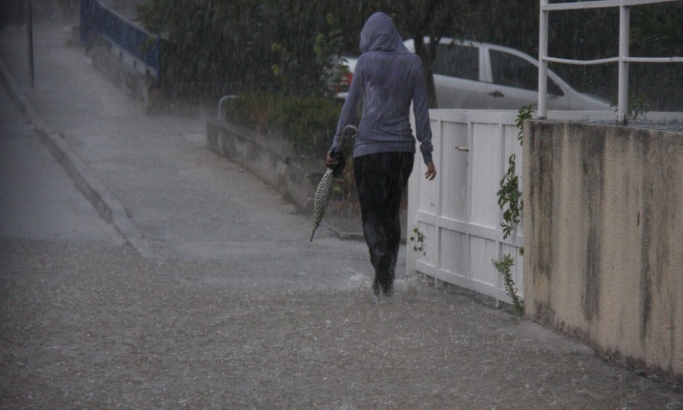 Obilna kiša u Makarskoj prouzročila poplavu (8)