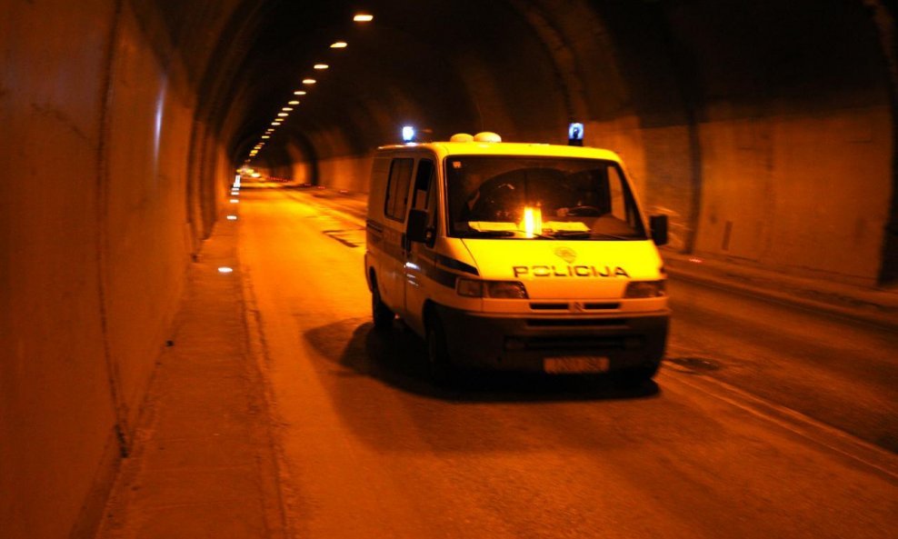 Tunel Marjan, policija