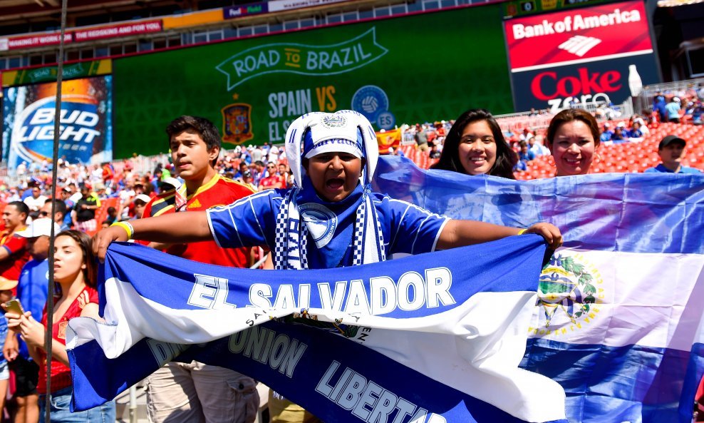 Mladi navijač iz El Salvadora