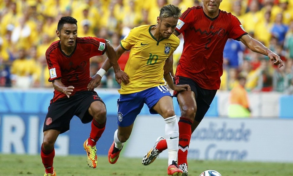 Neymar (u žutom dresu, između Francisca Rodrigueza (d) i Josea Juana Vazqueza