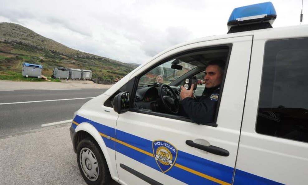 prometni policajci mjerenje brzine