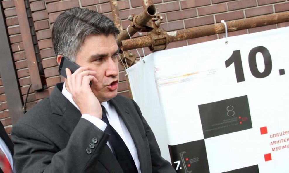 Zoran Milanović na mobitelu