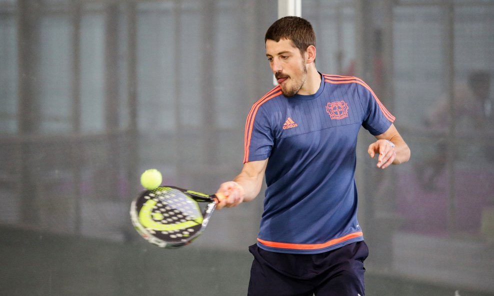 Arijan Ademi igra padel