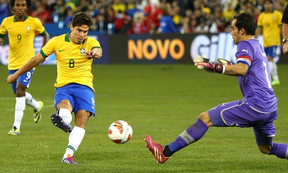 Hernanes; Claudio Bravo