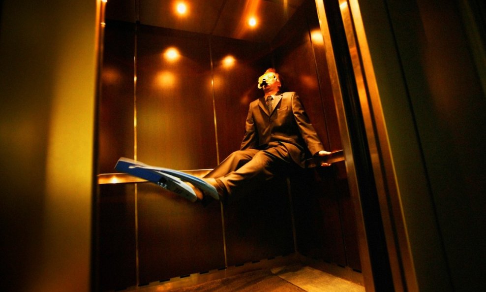 lift ronioc poslovni muškarac