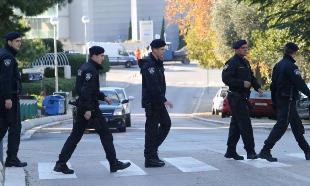 policajaci prelaze cestu u Splitu