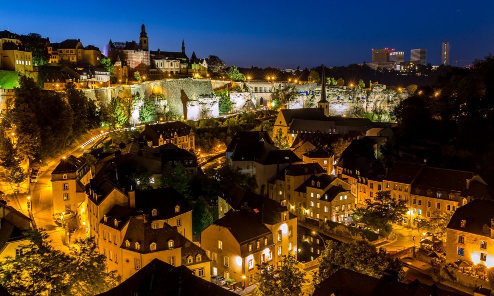 Noćni pogled na Grund, povijesnu četvrt grada Luksemburga