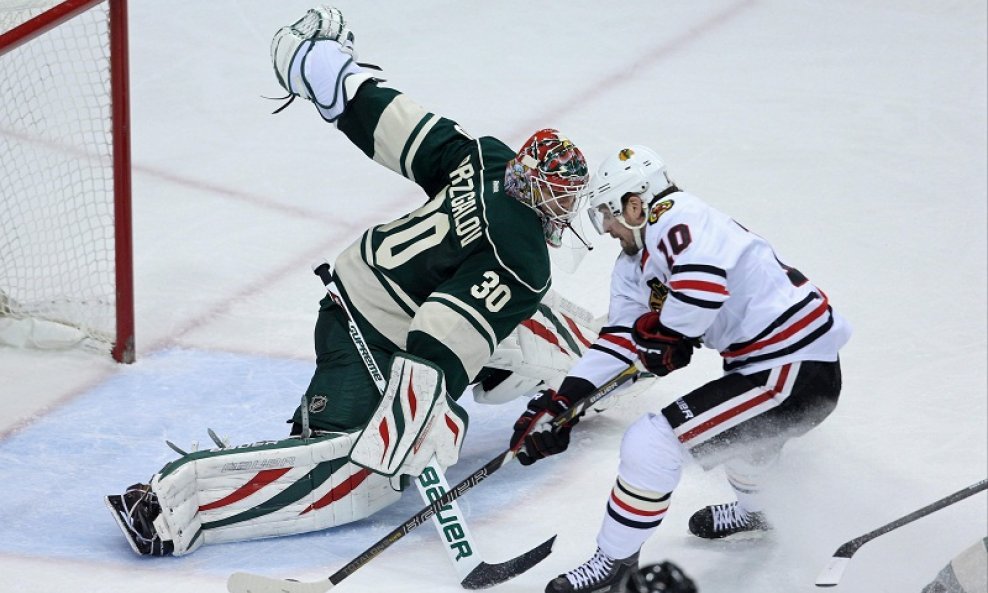 Ilya Bryzgalov (30) vs. Patrick Sharp