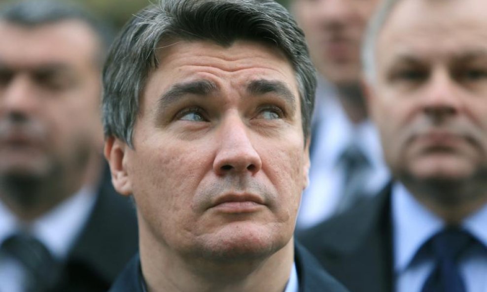 zoran milanović gleda u nebo