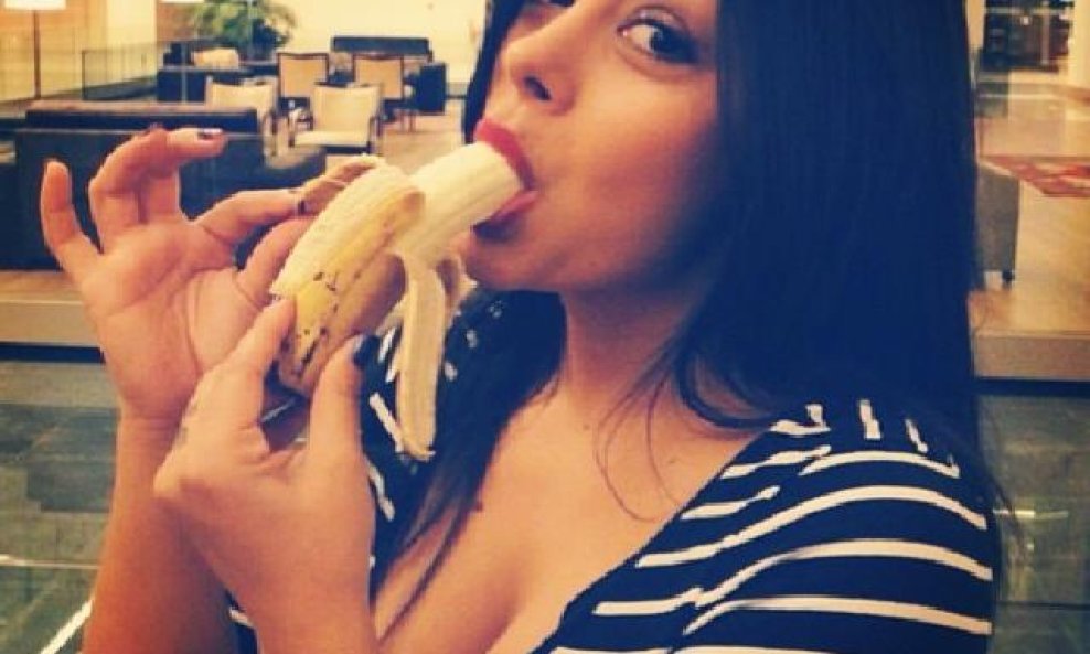 Larissa Riquelme banana