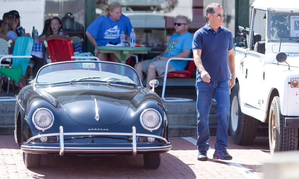 Jerry Seinfeld pored svog Porschea 356 A Speedster