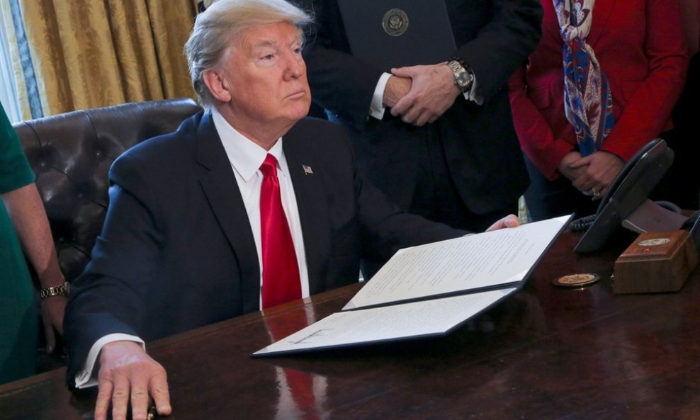 Donald Trump brz je na potpisivanju zabrana