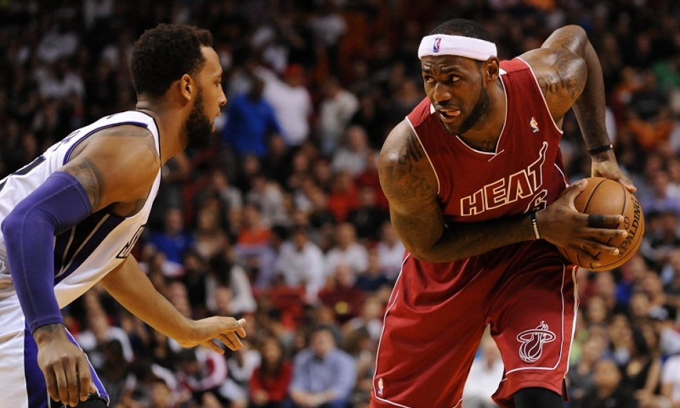 LeBron James (6) i Derrick Williams