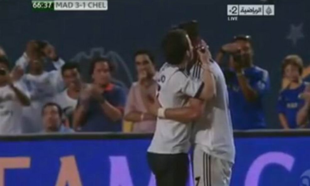 Cristiano Ronaldo u zagrljaju s navijačem