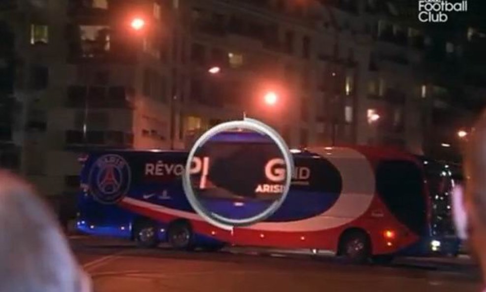 Razbijeno staklo na PSG-ovom busu