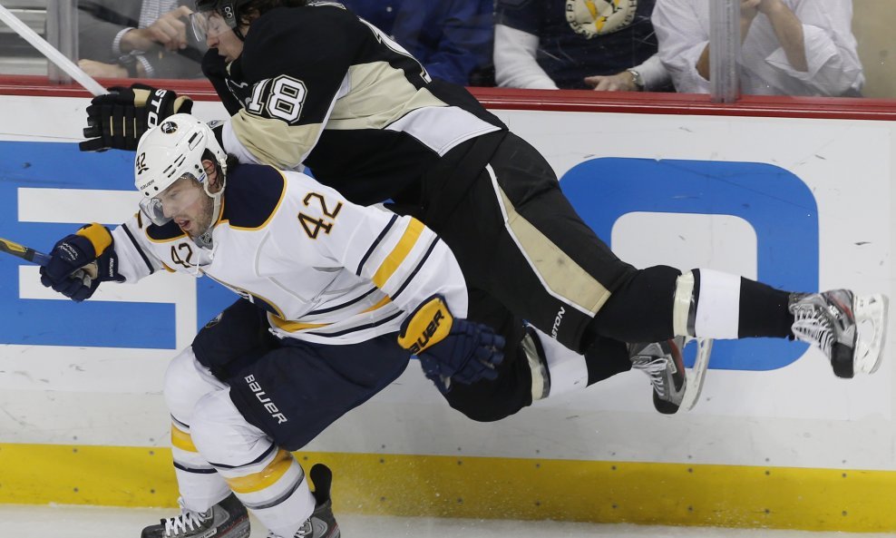 James Neal (Pittsburgh Penguins) i Nathan Gerbe (Buffalo Sabres)