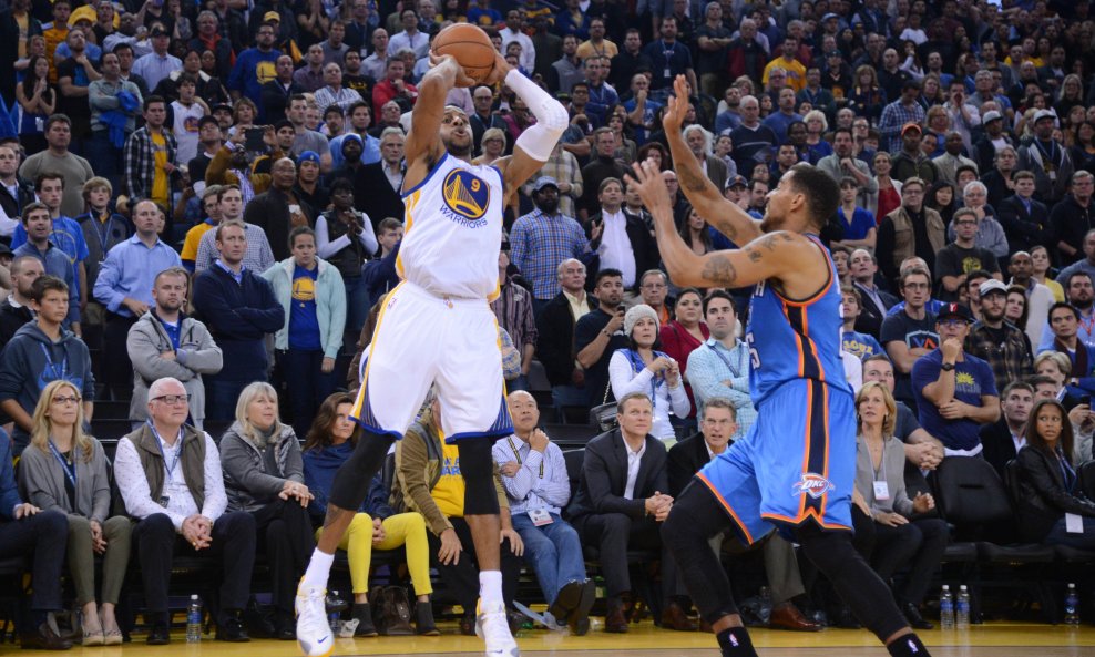 Andre Iguodala postiže koš sa sirenom protiv Oklahoma City Thundera