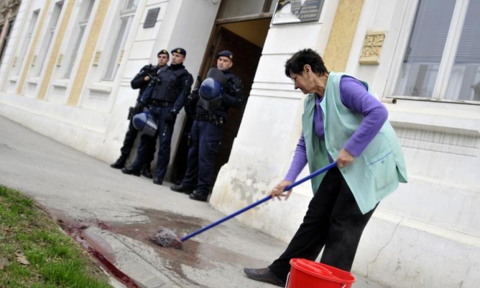 prolivena krv zbog ćirilice