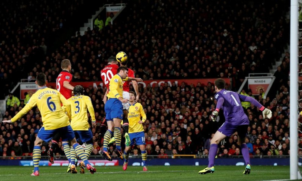 Robin van Persie zabija Arsenalu