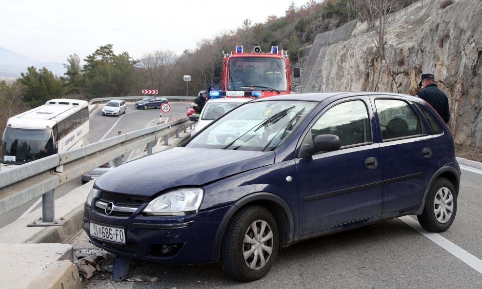 Prometna nesreća na cesti prema Drnišu u kojoj je ozlijeđeno nekoliko osoba