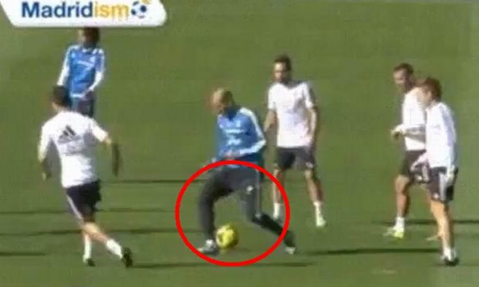 Xabi je Zidaneu gurnuo loptu kroz noge