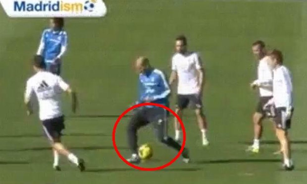 Xabi je Zidaneu gurnuo loptu kroz noge