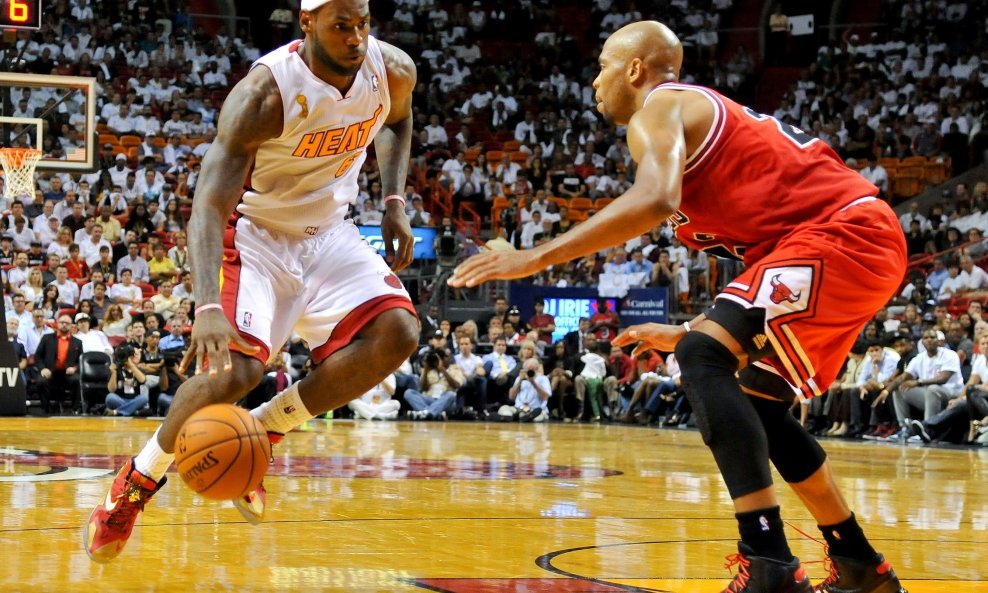 LeBron James i Taj Gibson