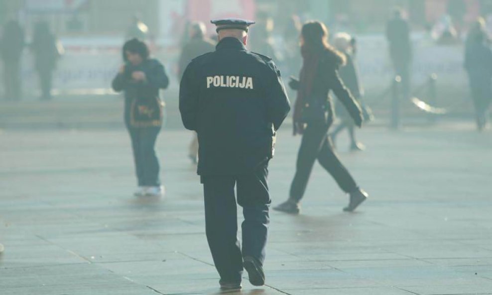 policajac s leđa