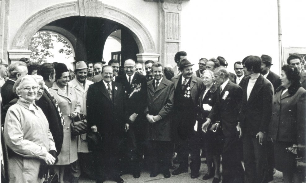 Tito pred ulazom u Muzej seljačkih buna 1973 