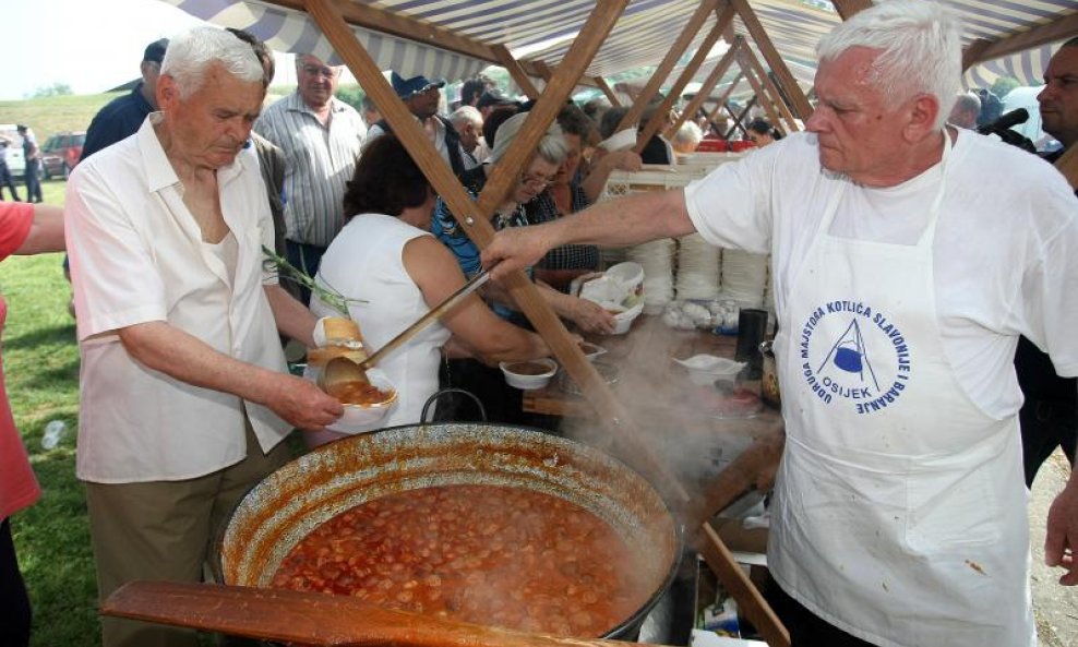 Osjecani proslavili Praznik rada uz grah i rostilj 03