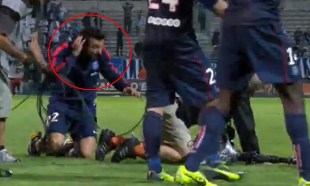 Ezequiel Lavezzi počkaljio kamermana