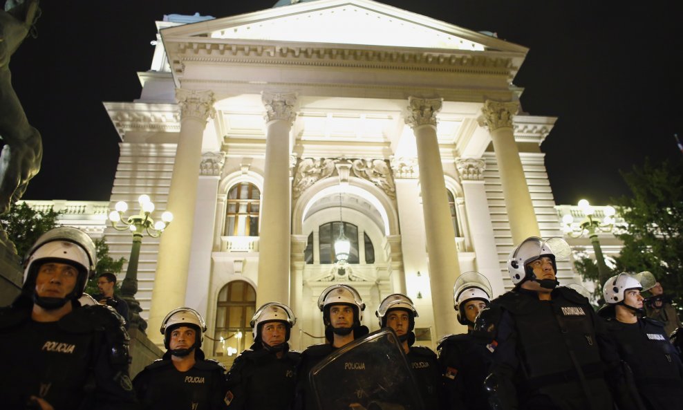 Srpska policija pred zgradom parlamenta