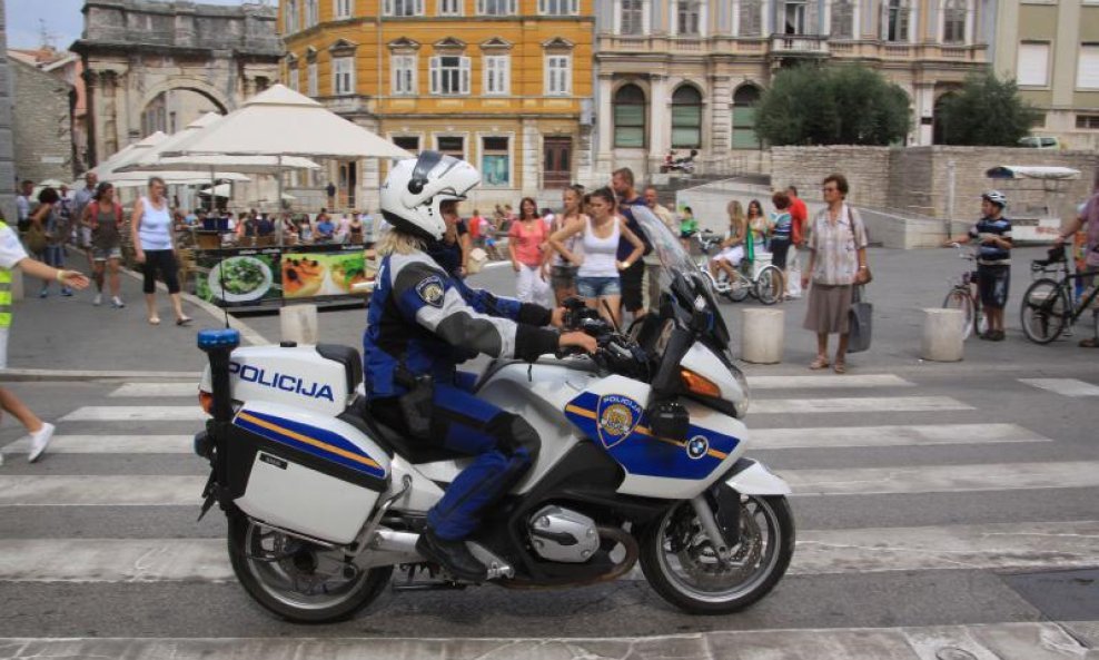 policija patrolira pula