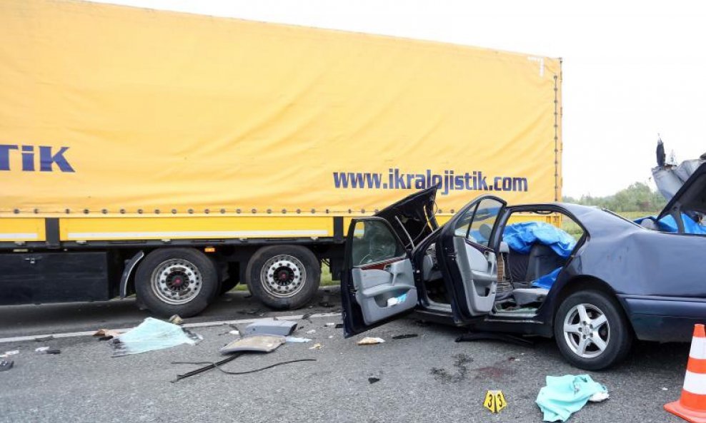 prometna nesreća sudar kamiona i automobila