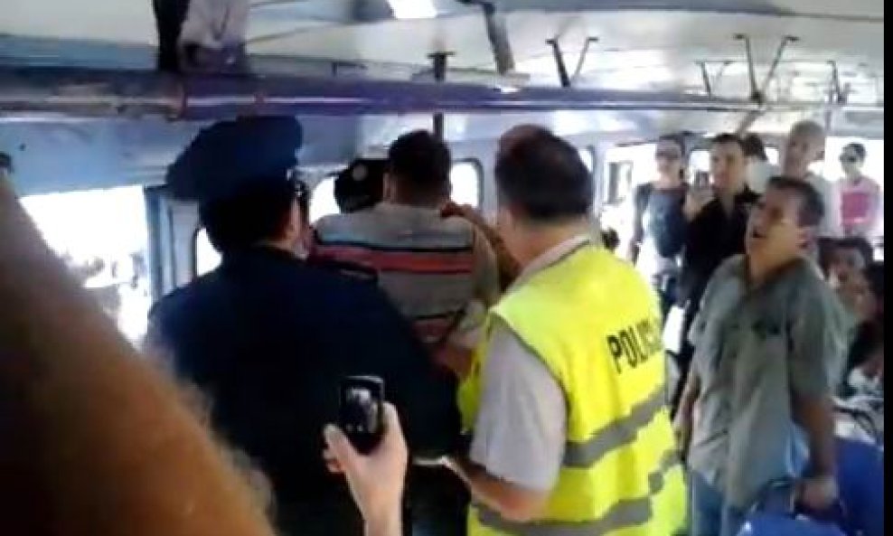 POLICIJA U AKCIJI U TRAMVAJU