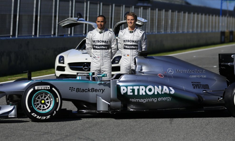 Lewis Hamilton i Nico Rosberg pored novog bolida