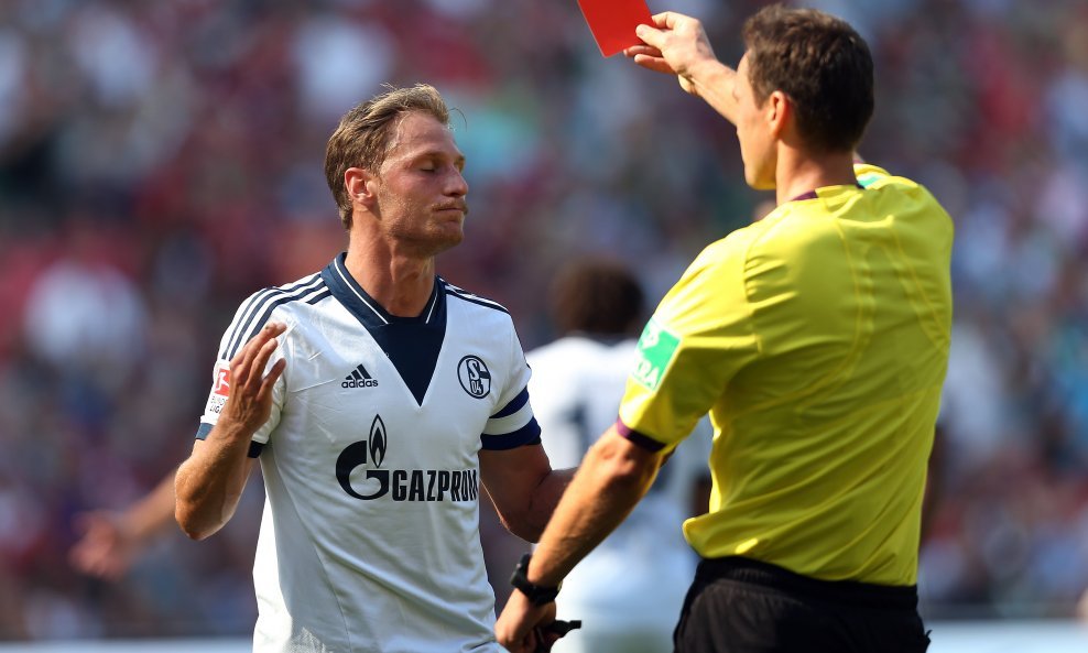 Sudac Bastian Dankert podiže crveni karton Benediktu Hoewedesu iz Schalkea
