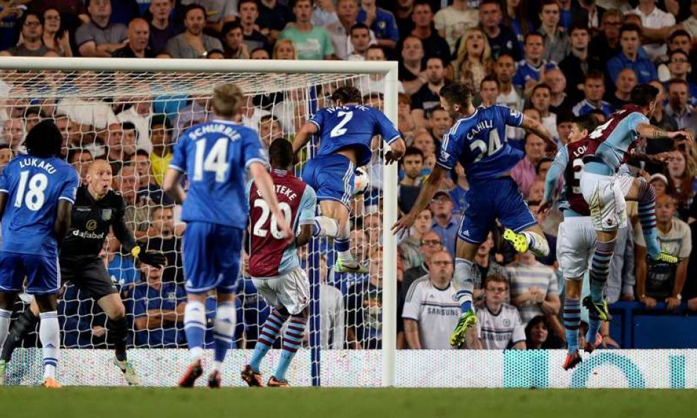 Branislav Ivanović zabija Villi