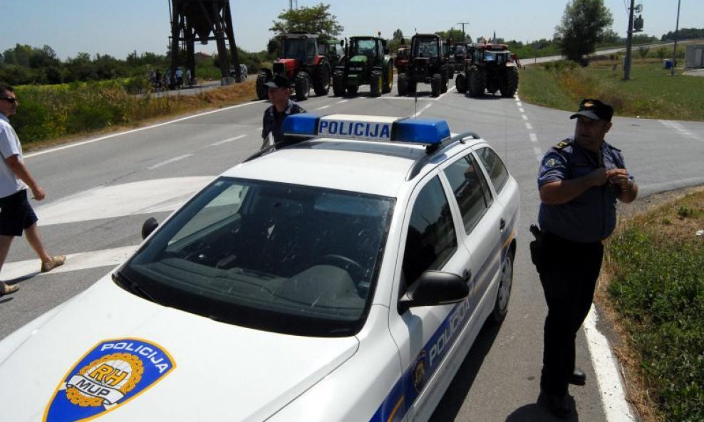 Policija traktori