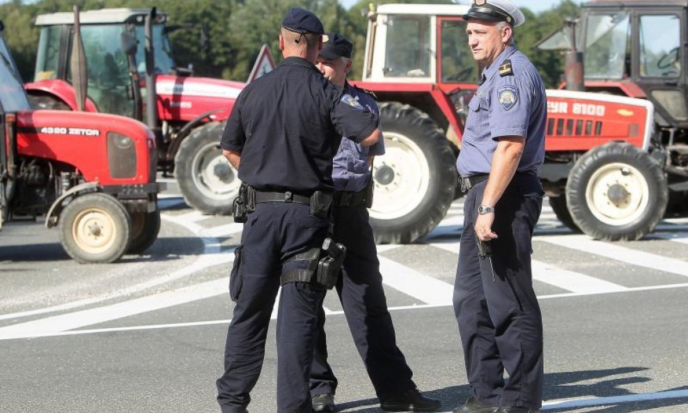 Seljaci kod Varaždina blokirali prilaz autocesti 8