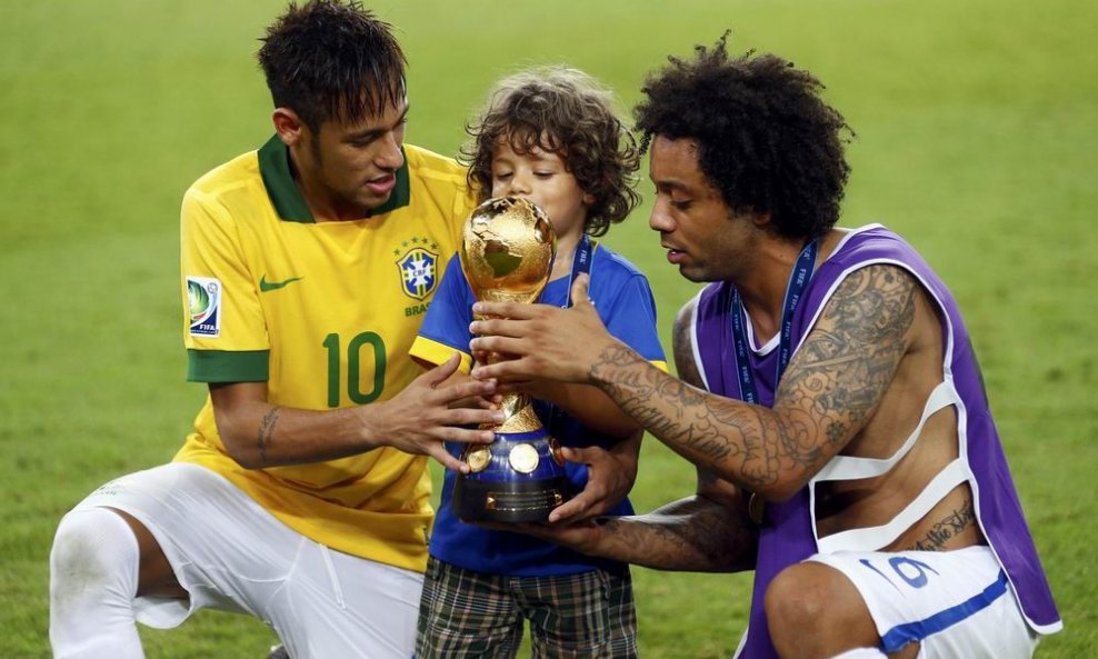 Slavlje Brazilaca nakon osvojenog Kupa konfederacija - Marcelo (d) sa sinom i  Neymar