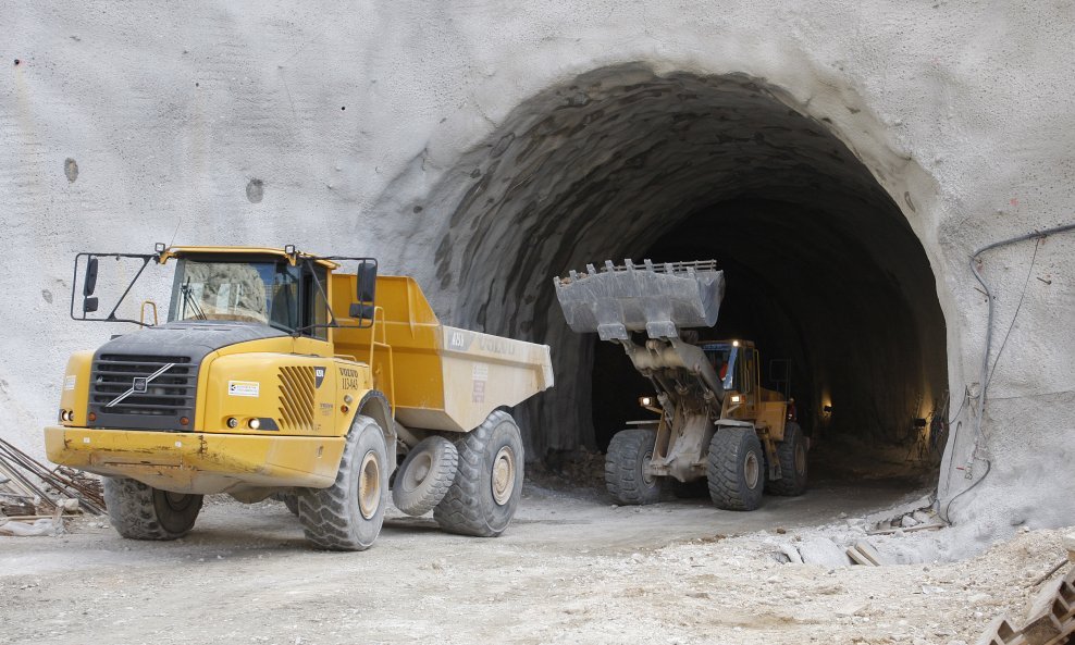 tunel bager građevinski radovi